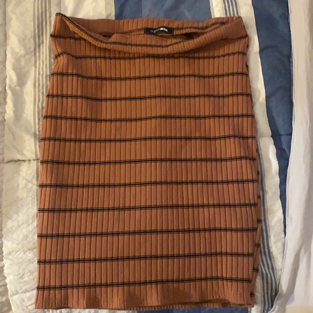 Beautiful fall color skirt from fashion nova is a small never wore it